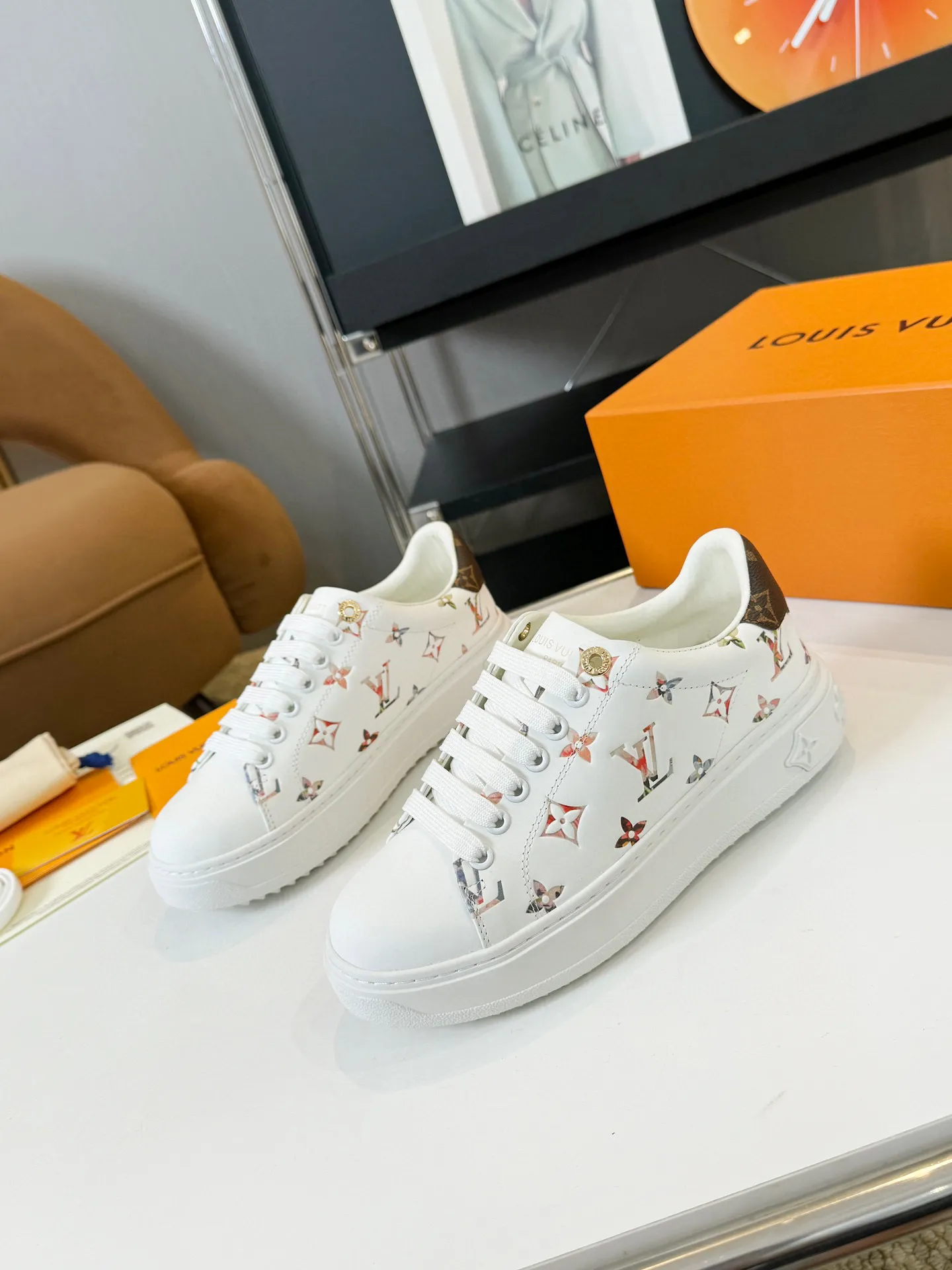 Men's Men's Shoes 💰💰660 Women's LV [Beverly Hills Sports Shoes Series] This Beverly Hills sports shoes are made of grained cow leather with Damier pattern, echoing the current season's leather goods series. The thick rubber outsole is lightweight, and an embossed Louis Vuitton logo adds a branding touch. Padded insole and technical fabric lining enhance comfort.  Detailed Features ♛ Embossed grained cowhide leather ♛ Ultra-lightweight rubber outsole ♛ Louis Vuitton logo on tongue and outsole ♛ Size: 35-40